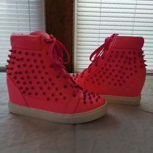 New without tags Cape Ribbon hot pink high top spiked wedge size 8